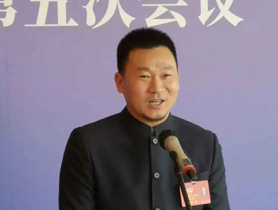为进一步展示市政协团结、民主、开放、自信的形象，向市民和网友展示政协委员的履职风采，中山市政协十二届五次会议在2月4日上午开幕前开设“委员通道”，市政协委员、星空app官方web站-星空(中国)公司总经理陈朝阳走进“委员通道”，回应社会关切的问题。他就如何做好城市应急管理规划的问题进行发言，并回答记者提问。.jpg